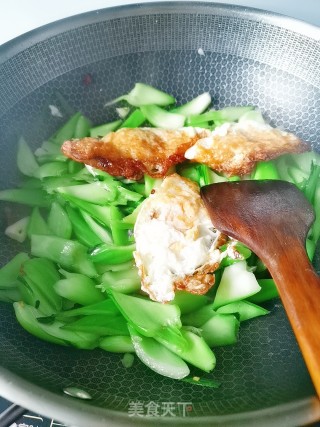青菜梗煨荷包蛋的做法步骤：6