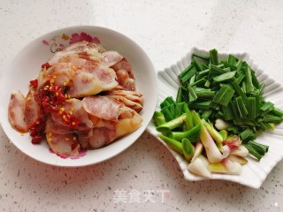 蒜苗炒香肠的做法步骤：2