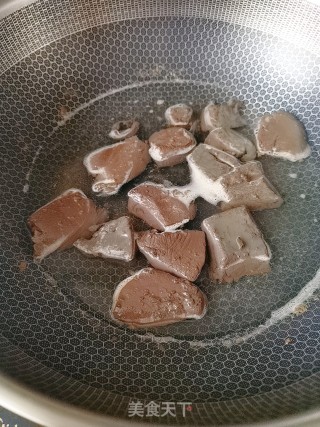 炒鸡杂的做法步骤：3
