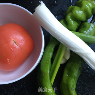 茄汁青椒土豆丝的做法步骤：1