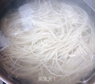 老坛酸菜牛肉面的做法步骤：7