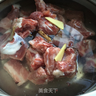 红酒醉排骨的做法步骤：1