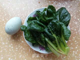 青菜皮蛋粥的做法步骤：1