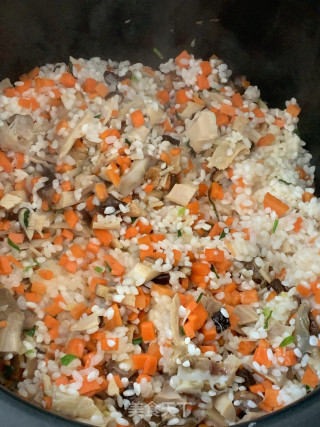 腊鸡腿香菇胡萝卜焖饭的做法步骤：6