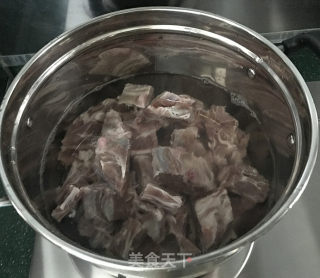 羊蝎子青萝卜汤的做法步骤：2