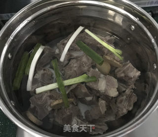 羊蝎子青萝卜汤的做法步骤：3