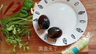 松花蛋玉子豆腐的做法步骤：1