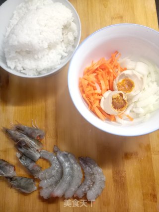 海鸭蛋鲜虾粥的做法步骤：1