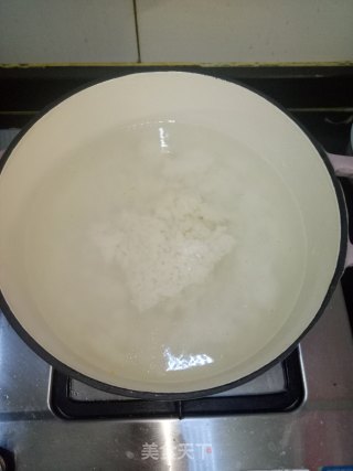 海鸭蛋鲜虾粥的做法步骤：2