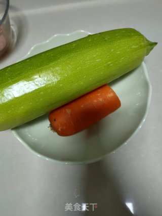 西葫芦虾仁饼的做法步骤：2