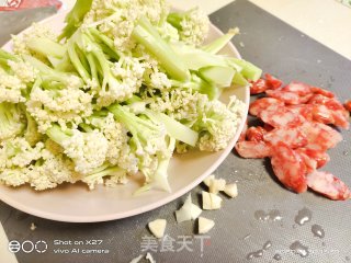 香肠丁炒花菜的做法步骤：1