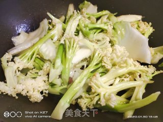香肠丁炒花菜的做法步骤：3