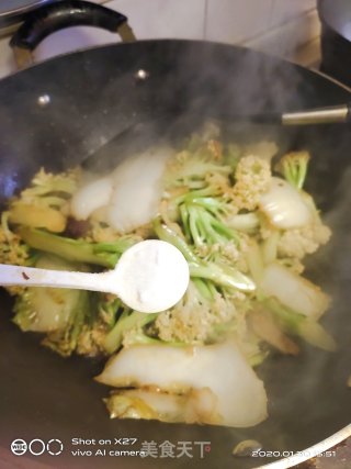 香肠丁炒花菜的做法步骤：4