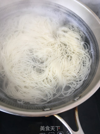 鲜贝韭菜热汤面的做法步骤：17