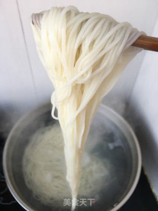 鲜贝韭菜热汤面的做法步骤：18