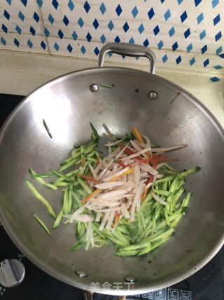 黄瓜清炒泡菜丝的做法步骤：3