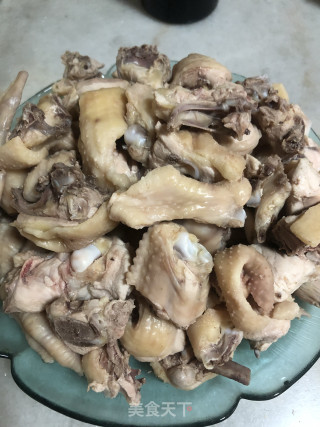 砂锅鲍鱼鸡煲的做法步骤：1