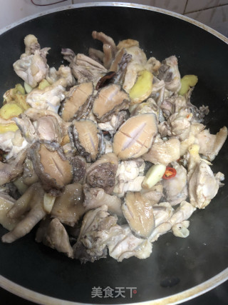 砂锅鲍鱼鸡煲的做法步骤：7