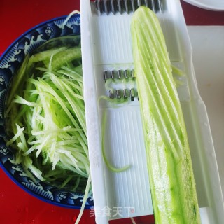 酱拌黄瓜丝的做法步骤：2