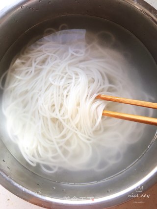 素炒米线的做法步骤：3