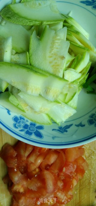 番茄炒西葫芦的做法步骤：1