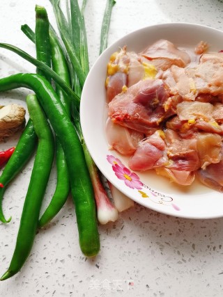 青椒炒鸡胸肉的做法步骤：1