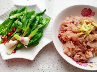 青椒炒鸡胸肉的做法步骤：2