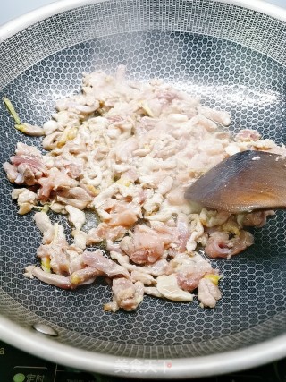 青椒炒鸡胸肉的做法步骤：5