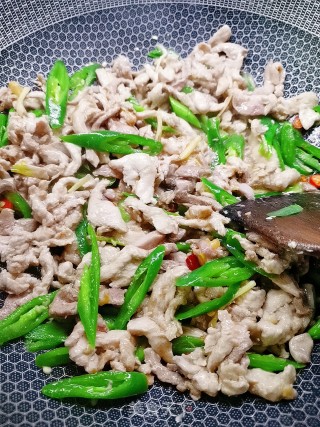 青椒炒鸡胸肉的做法步骤：9