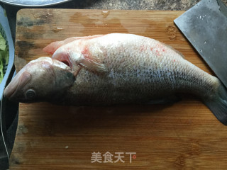 清蒸鲈鱼的做法步骤：1