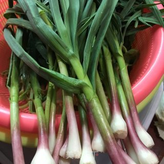 五花肉炒蒜苗的做法步骤：1