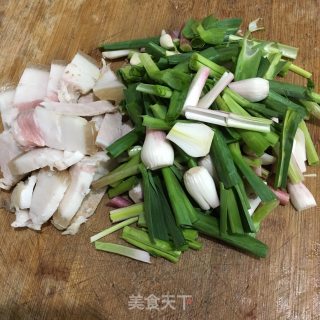 五花肉炒蒜苗的做法步骤：2