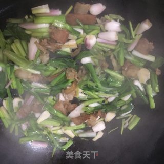 五花肉炒蒜苗的做法步骤：4