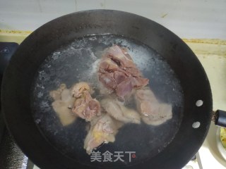 山药胡萝卜鸡汤的做法步骤：2
