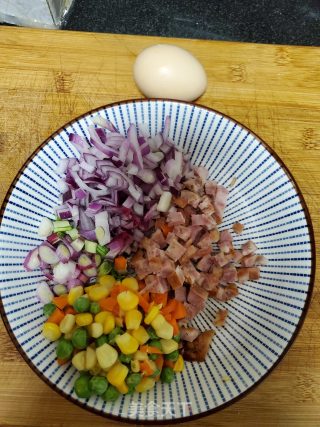 香肠时蔬炒饭的做法步骤：2