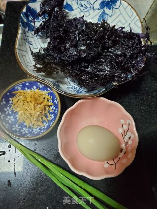 蛋皮紫菜汤的做法步骤：1