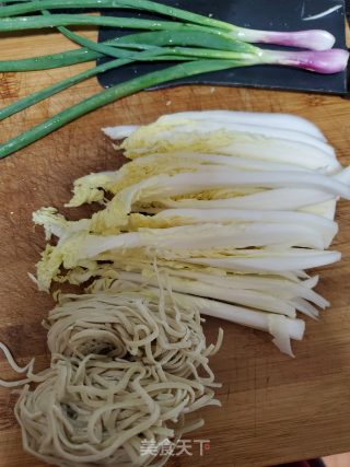 白菜伊面的做法步骤：1