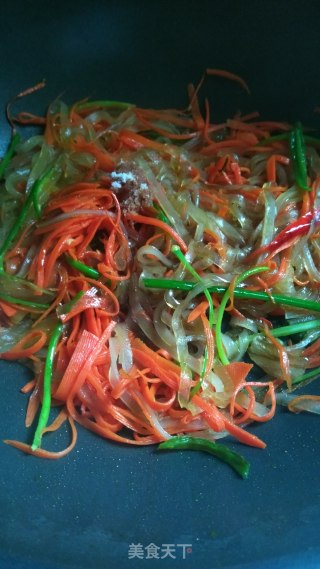 胡萝卜丝炒粉皮的做法步骤：6