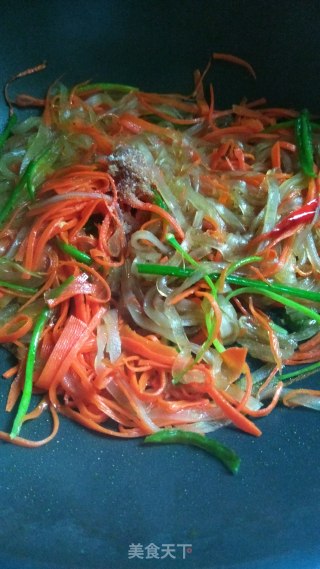 胡萝卜丝炒粉皮的做法步骤：7