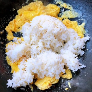 #腊味#腊肠芹叶蛋炒饭的做法步骤：8