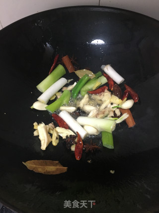 脆皮乳鸽（传统）的做法步骤：1