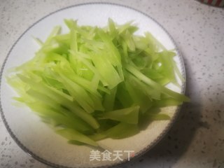 清炒莴笋的做法步骤：1