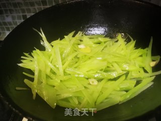 清炒莴笋的做法步骤：7