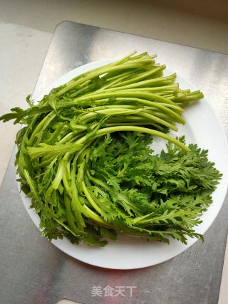 爽口茼蒿的做法步骤：1