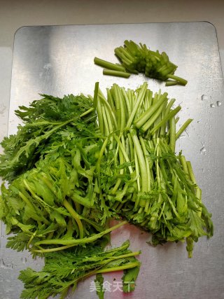 爽口茼蒿的做法步骤：2