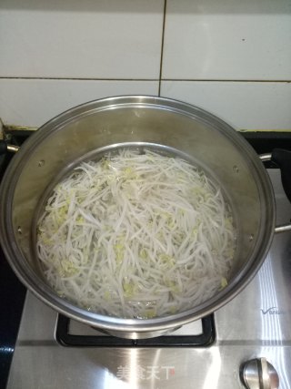 甜面酱炒豆芽的做法步骤：1