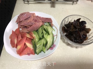 猪肚肠炒三鲜的做法步骤：1