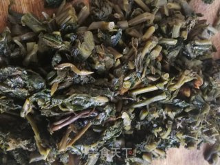 腌制的香椿芽炒鸡蛋的做法步骤：1