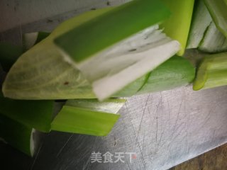 腌制的香椿芽炒鸡蛋的做法步骤：2