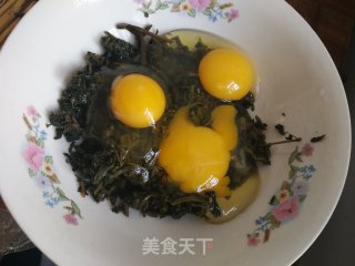 腌制的香椿芽炒鸡蛋的做法步骤：3